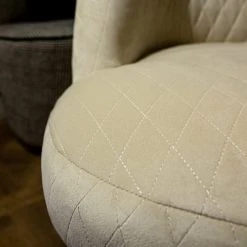 Now’s Home Fauteuils Fauteuil En Velours Matelassé écru Pieds En Métal Noir -Fauteuils Shop fauteuil en velours matelasse ecru pieds en metal noir 2