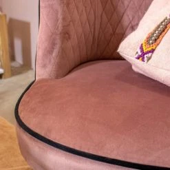 Pirouette Paris Fauteuils Fauteuil En Velours Matelassé Rose Pieds En Métal Noir -Fauteuils Shop fauteuil en velours matelasse rose pieds en metal noir 2