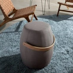 Fauteuils Shop -Fauteuils Shop pouf en tissu gris avec anse en cuir marron 1